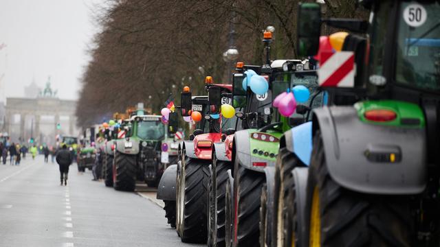 Demonstration: Nordbrandenburg: Vereinzelt Traktoren auf Weg nach Berlin