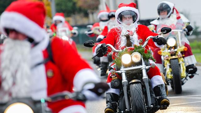 Spendenfahrt: Weihnachtsmänner auf Motorrädern für krebskranke Kinder