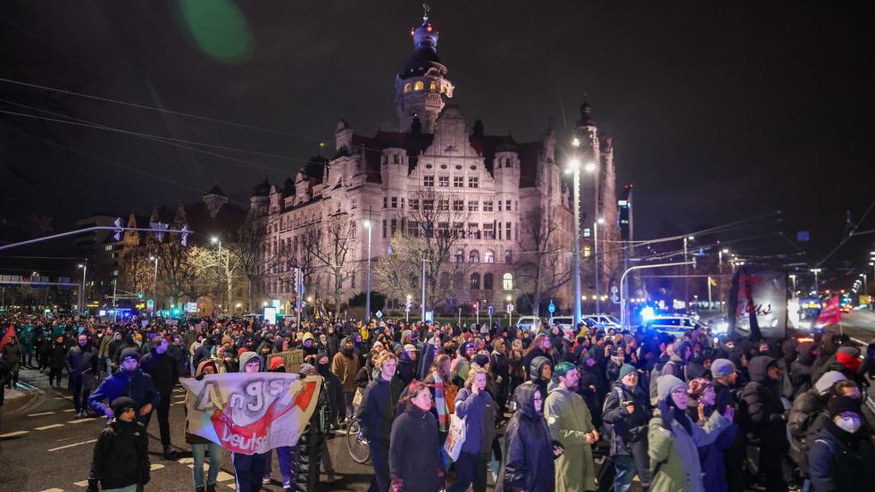 Demonstrationen: Tausende Demonstrieren In Leipzig Gegen Die AfD | ZEIT ...