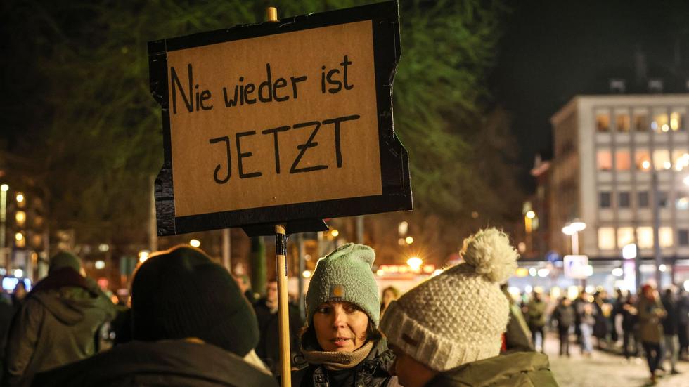 Demonstrationen: Protestforscher: Anhaltende Dynamik bei Demos gegen ...