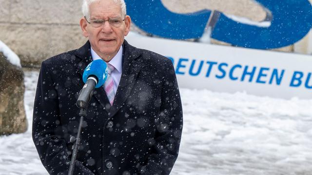 Zentralratspräsident: Schuster lobt Demos gegen rechts: Die Mitte steht auf
