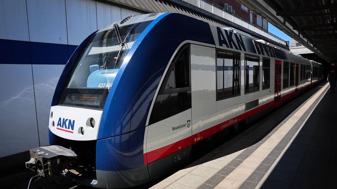 Bahnreisen: Ein Zug der Eisenbahngesellschaft AKN steht im Bahnhof von Kaltenkirchen.
