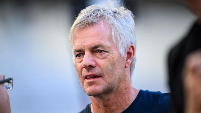 Medien: Kommentator Tom Bartels steht vor dem Spiel im Stadion.