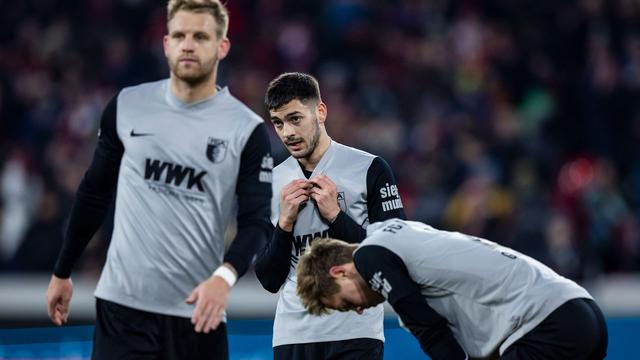 Transfer: FC Augsburg gibt Linksverteidiger Colina nach Dänemark ab