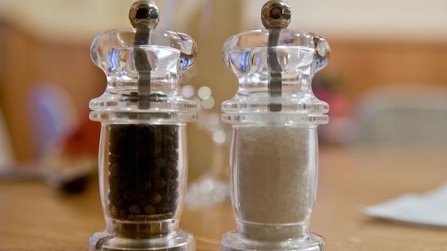 Essen & Trinken: Forscher: Einweg-Salzmühlen lassen Mikroplastik rieseln