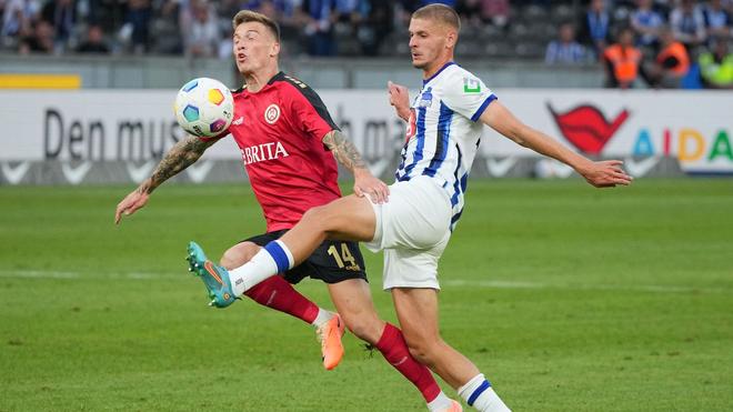 2. Bundesliga: Herthas Marton Dardai (r) gegen Wiesbadens Franko Kovacevic.