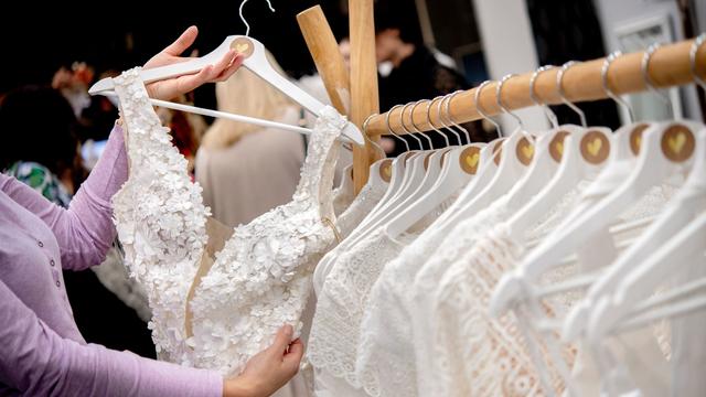 Gesellschaft: Schlichtes Kleid: Hochzeitsmesse zeigt Trends