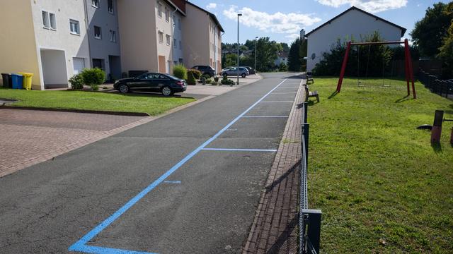 Kommunen: Streit um Parkbuchten: Markierungen von Privatstraße gefräßt