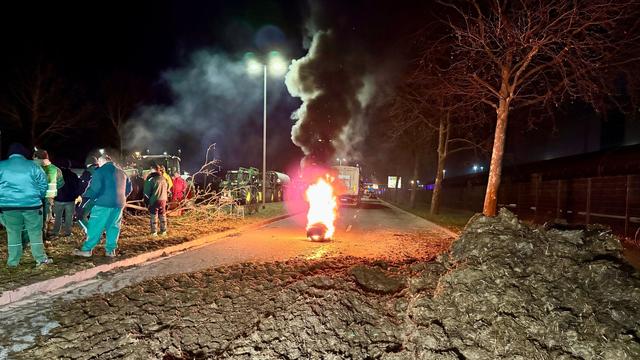 Magdeburg: Bauernprotest: Gülle und brennende Reifen auf der Straße