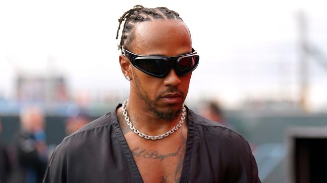Formel 1: Hamilton wechselt 2025 sensationell zu Ferrari | ZEIT ONLINE