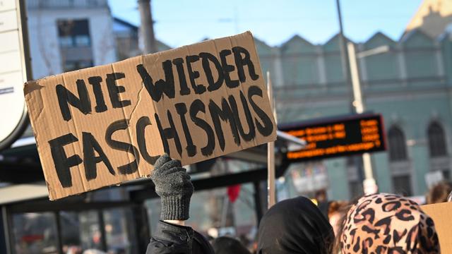 Demonstration: 1300 Menschen bei «Hand in Hand gegen rechts» in Halle