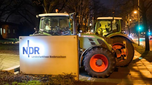 Agrar: Bauernproteste vor NDR-Funkhaus in Hannover
