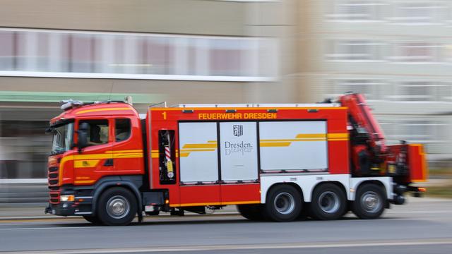 Feuerwehreinsatz: Drei Verletzte nach Brand auf einem Balkon in Dresden