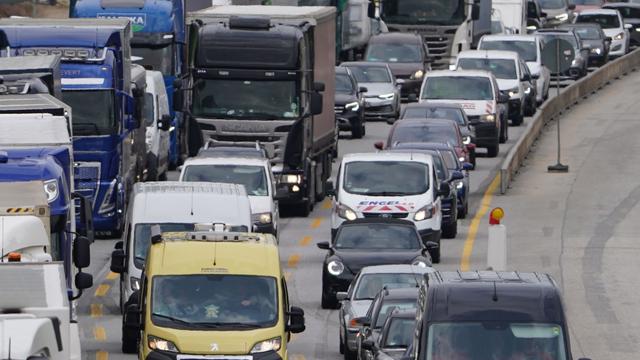 Hamburger Autobahnen: Autofahrer standen 2023 über 10.000 Stunden im Stau