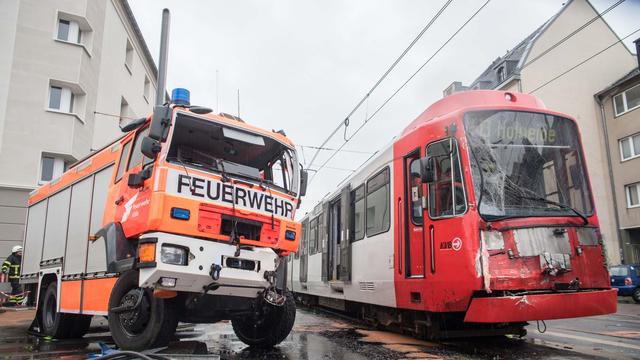 Köln: Zusammenstoß zwischen Feuerwehrauto und Stadtbahn