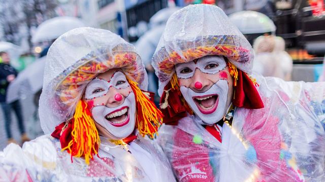 Wetter: Karnevalisten bei strömendem Regen in Köln unterwegs