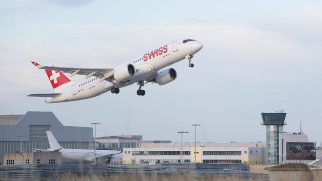 Luftverkehr: Eine Bombardier CS300 startet auf dem Flughafen Dresden International vor dem Tower.