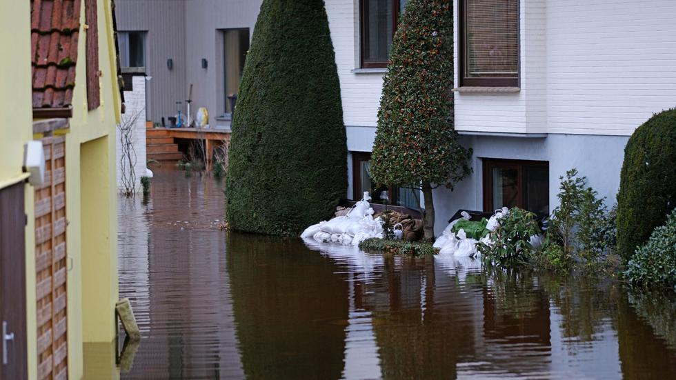 Wetter: Wieder viel Regen: Feuerwehr baut Hochwasserschutz auf