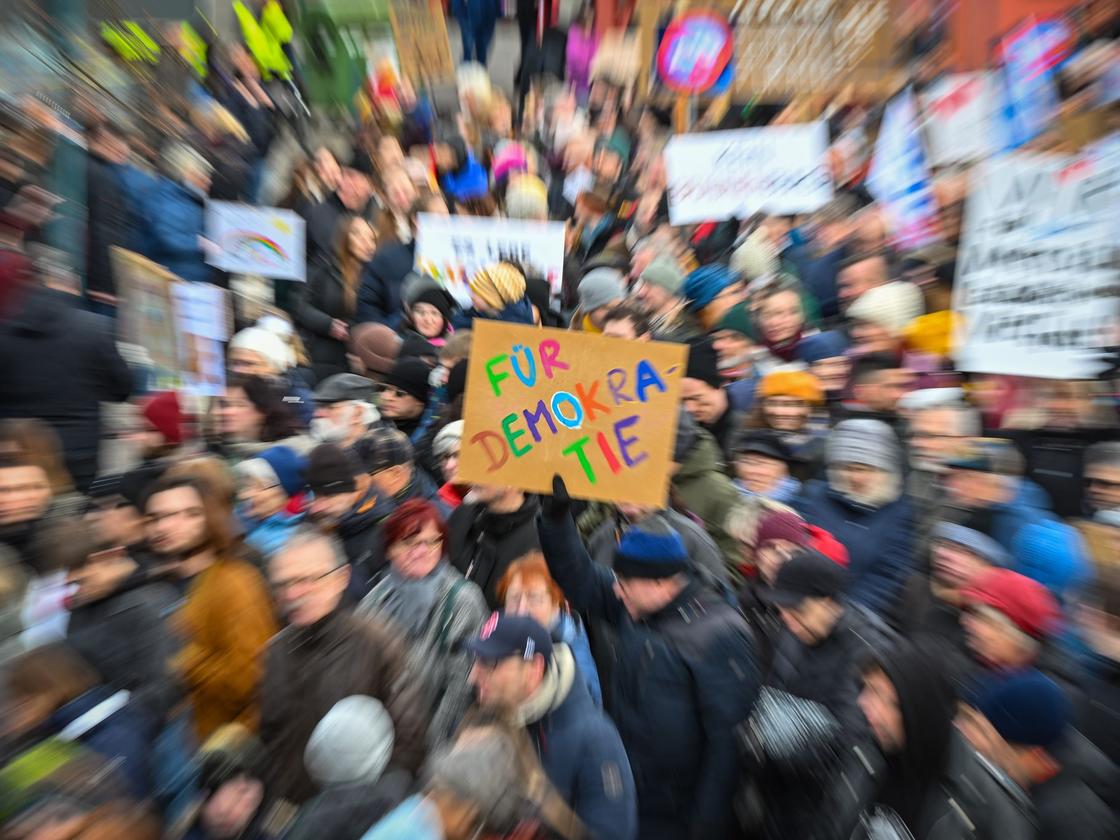 Kommunen: Hunderte gehen in Brandenburg gegen rechts auf die Straße
