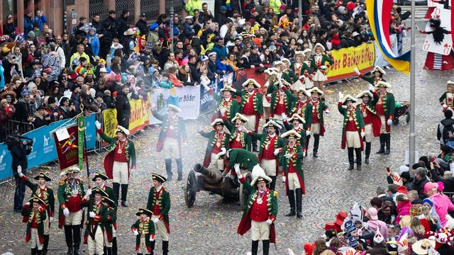 Karneval: Schunkeln und Feiern bei Rosenmontagszügen in Hessen
