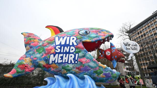 Brauchtum: Düsseldorfer Narren mit Spott für Kanzler, Kirche und AfD