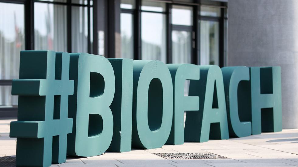 Lebensmittel: Der Hashtag "#BIOFACH" ist am Eingang zur Naturkostmesse Biofach 2022 in einzelnen Großbuchstaben dargestellt.