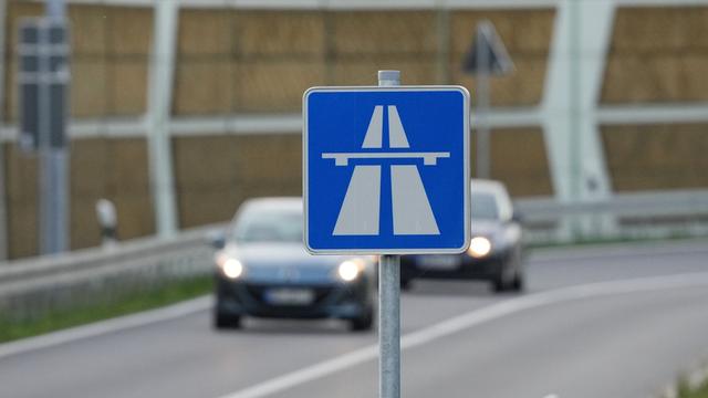 Unterallgäu : Autofahrer ohne Seitentüre auf A96 verliert Kleister