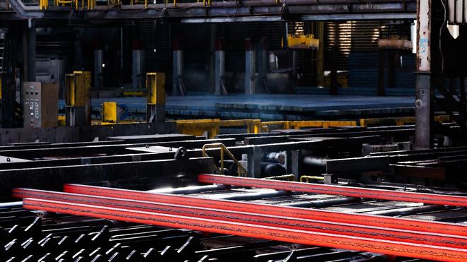 Energiepreise: Sogenannte "Knüppel" aus glühendem Stahl verlassen eine Stranggussanlage auf dem Werksgelände der Badischen Stahlwerke GmbH (BSW) in Kehl.