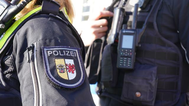 Schwerin: 2000 Euro gestohlen: Dieb versteckt sich in Mülltonne