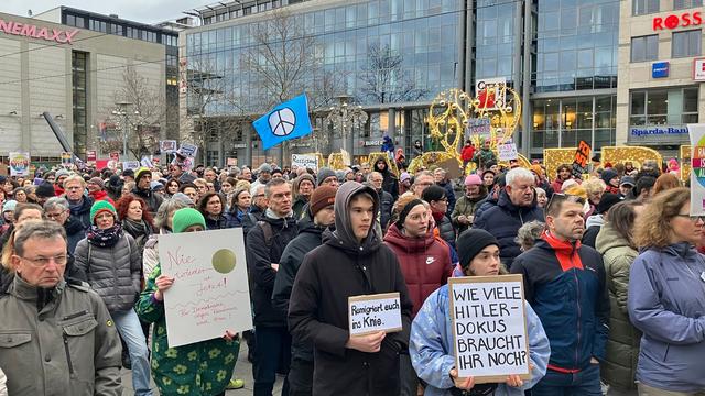 Demonstration: Tausende Menschen bei Demo gegen rechts in Magdeburg