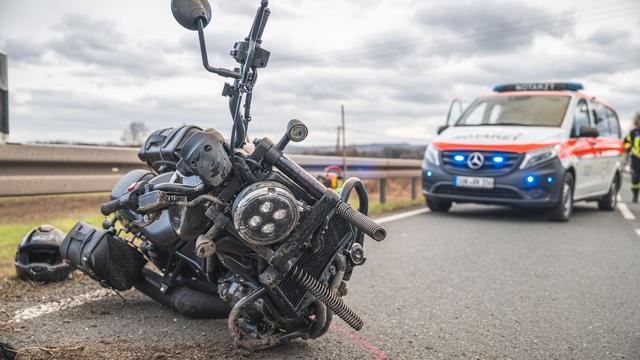 Saale-Orla-Kreis: Beim Überholen Kontrolle verloren: Motorradfahrer stirbt