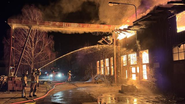 Dresden: Feuerwehr muss Großbrand auf Industriebrache löschen