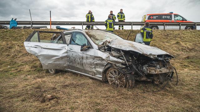 Unfälle: Reifenplatzer auf A9: Autofahrer aus Bayern schwer verletzt