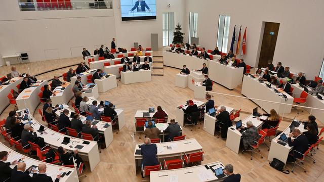 Landtag: Koalition verteidigt vergrößerten Nachtragshaushalt