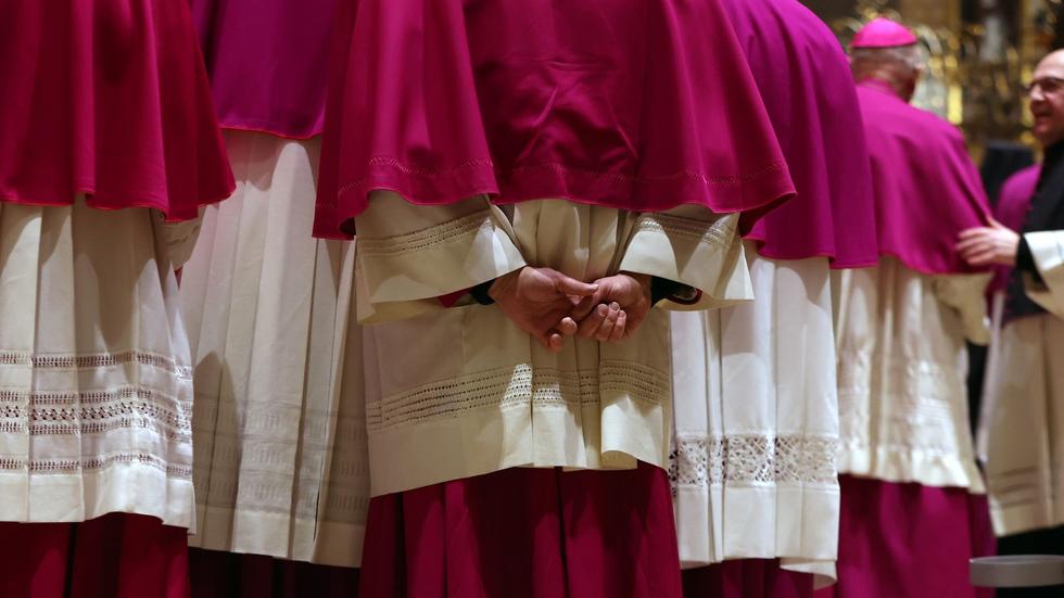 Iglesia Católica: Los obispos están juntos antes del servicio de apertura en la Catedral Alta.