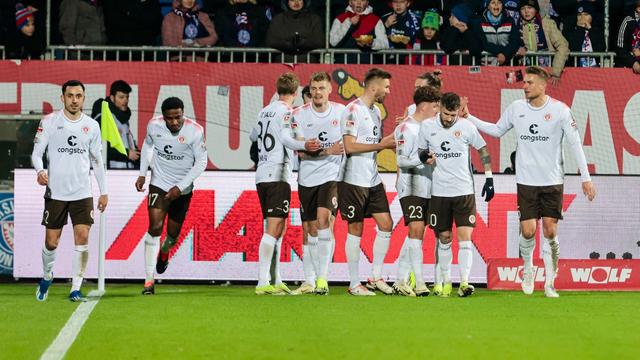 2. Bundesliga: FC St. Pauli siegt 4:3 bei Torfestival in Kiel