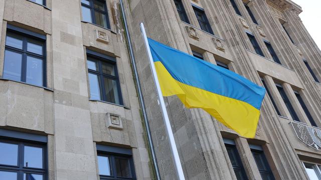 Regierung : Ukraine-Nationalflaggen an Gebäuden zum Kriegsjahrestag