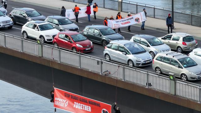 Klima: Aktivisten seilen sich von Brücke an Grenze zu Frankreich ab