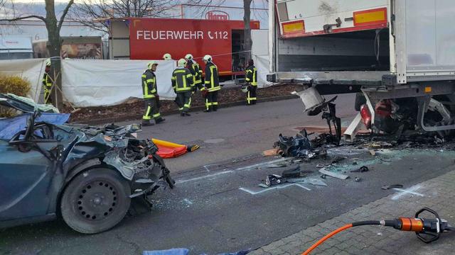 Nordsachsen: 28-Jähriger fährt mit Auto auf Sattelzug - und stirbt