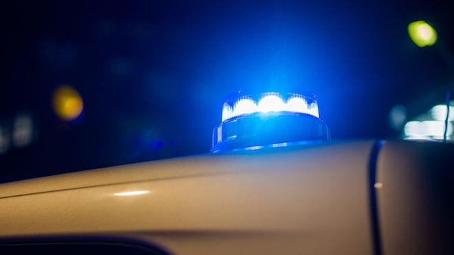 Jena: Ein Blaulicht leuchtet auf dem Dach eines Polizeifahrzeugs.