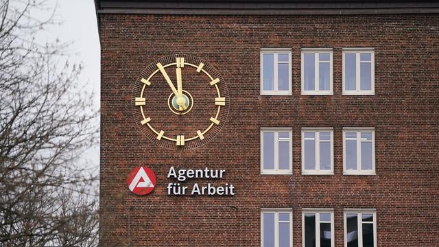 Beschäftigung : Arbeitslosigkeit in Sachsen-Anhalt leicht gesunken