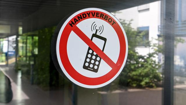 Gesellschaft: Handyverbot an Schulen: Sinnvoll oder kontraproduktiv?