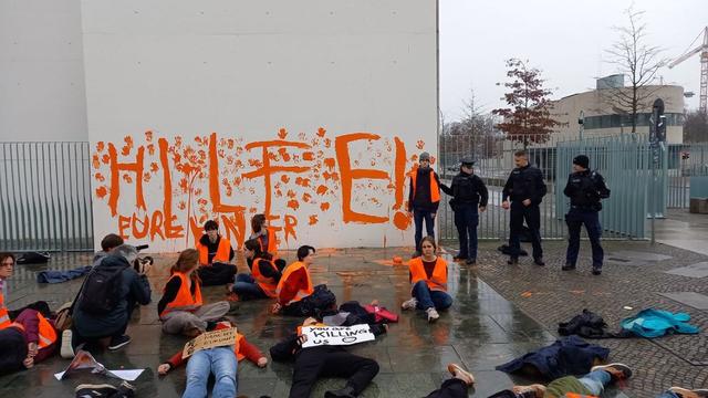 Letzte Generation: Aktivisten beschmieren Fassade von Kanzleramt mit Farbe