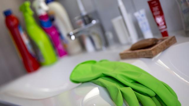 Unfall: Giftiger Reinigungsmittelmix: Frau beim Putzen verletzt