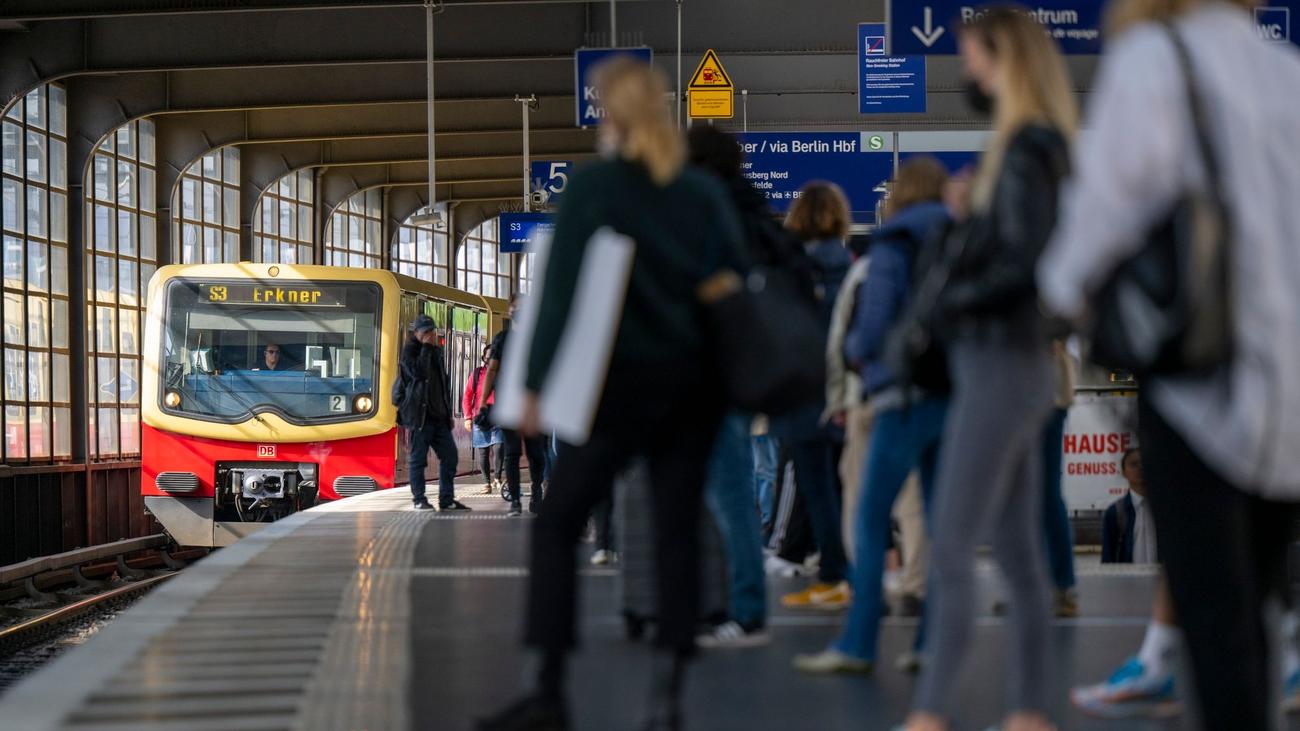 Bundesweiter BahnStreik GDLStreik Berliner SBahnen fallen