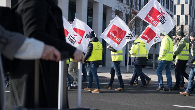 Warnstreiks: Lufthansa: Arbeitskämpfe kosten bislang 100 Millionen Euro