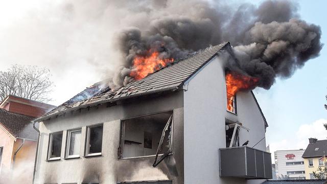 Brand: Wohnhaus in Wesel nach Feuer abrissreif: Großeinsatz