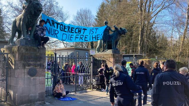 Demonstration: Aktivisten blockieren Eingang des Nürnberger Tiergartens