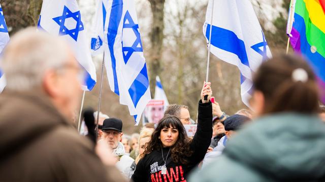 Demonstration: Hunderte demonstrieren in Berlin gegen Antisemitismus