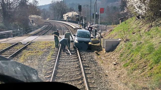 Verkehr: Frau fährt Auto zwischen geschlossenen Schranken ins Gleis